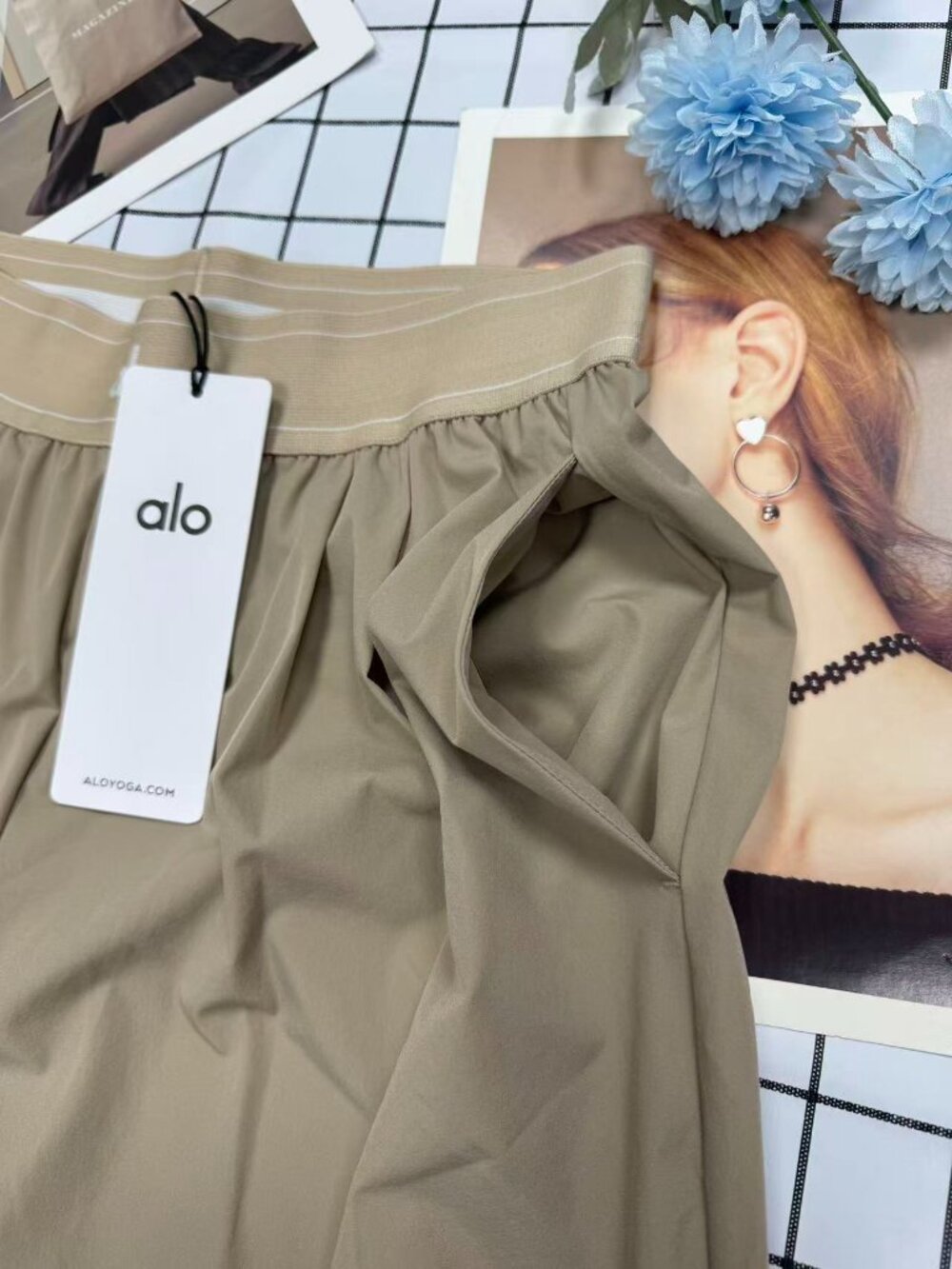 ALO Yoga High Waisted Wide Leg Pants ⨠Rare Color Gravel (30ā Inseam) š | NWT - Picture 4 of 9